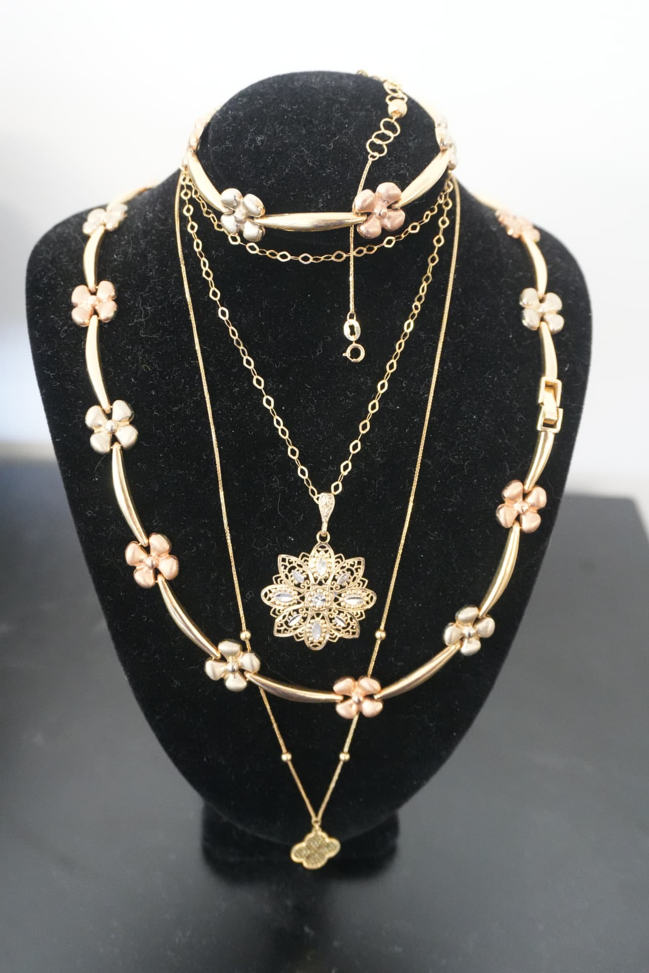 Rose and yellow gold floral necklace with a filigree diamond pendant